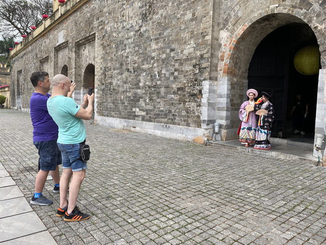 Foreign tourists are also very excited and curious when they see the "Vietnamese courtesy women" appearing in the Imperial Citadel of Thang Long.