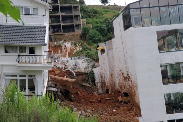 Serious landslides were caused by a 10-meter-high fractured concrete embankment. Image: VNA