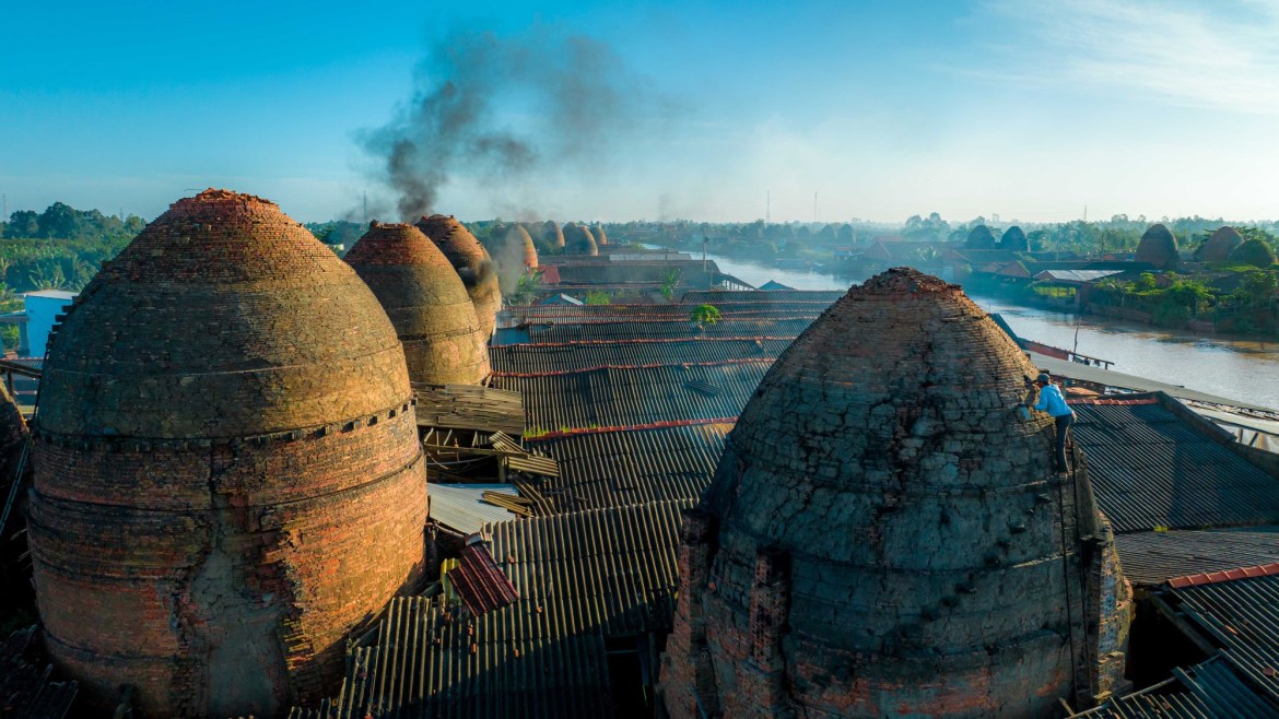 Currently, the Thay Cai canal area is where the most brick kilns remain in Mang Thit district with nearly 1,000 kilns close together.