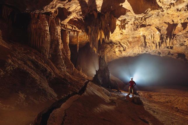 Journey to explore Va cave and Nuoc Nut cave of two travel bloggers Quy Coc Tu and Duong Vu. Photo: Fanpage of Quang Binh Department of Tourism.