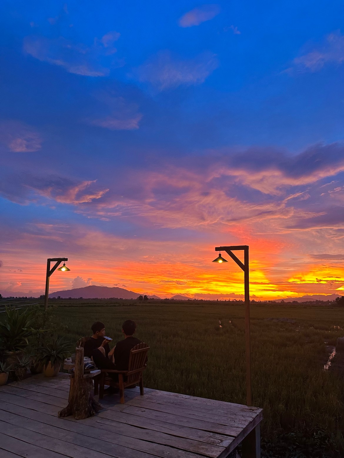 The sunset scene at the shop makes many people excited.