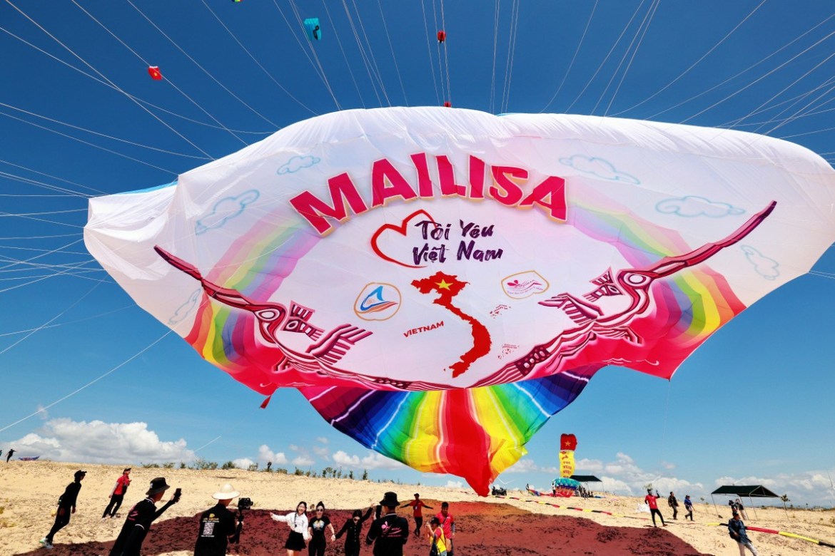 The kite with an area of nearly 900m2 is recognized by the Vietnam Record Holders Association - Vietnam Records Organization - VietKings as the largest kite in Vietnam.