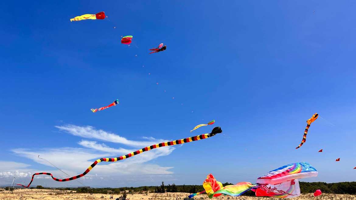 Large kites are flown by kite teams in the sky. Photo: Duy Tuan