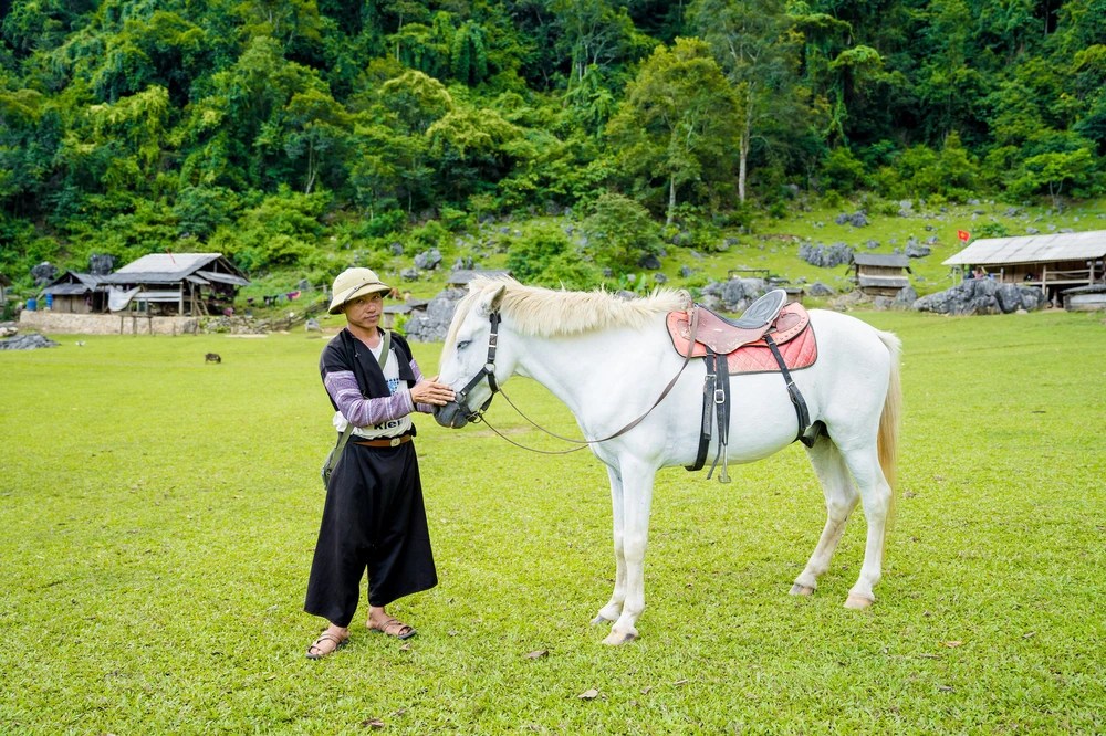 Mr. La (contact number: 0344651037) provides lunch service for tourists