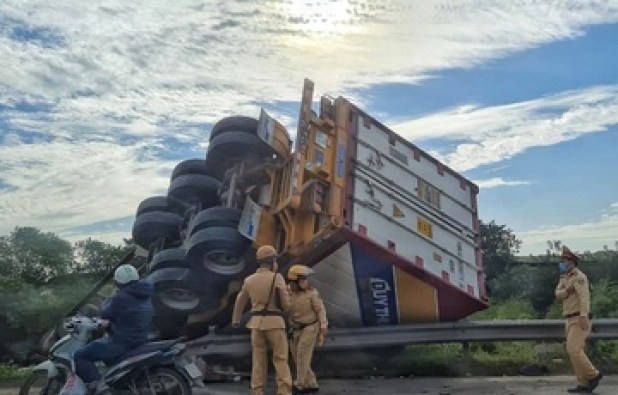 Tai nạn ở cầu Thanh Trì, giao thông ùn tắc kéo dài - Xã hội