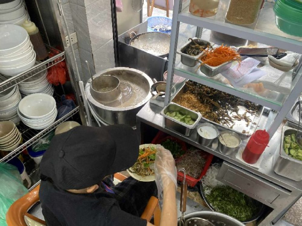 Một góc bếp tại quán ăn với sự chỉn chu trong từng nguyên liệu. Ảnh: Hồng Nhung