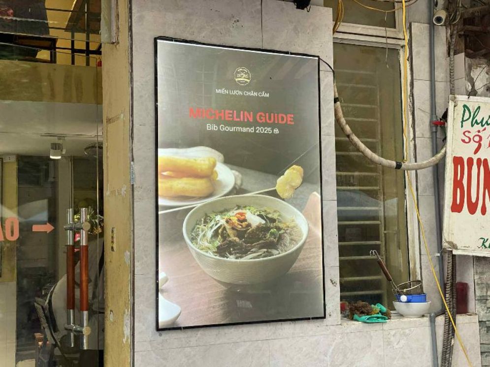 Quán miến lươn Chân Cầm treo bảng vinh danh từ Michelin ngay trước cửa quán. Ảnh: Hồng Nhung