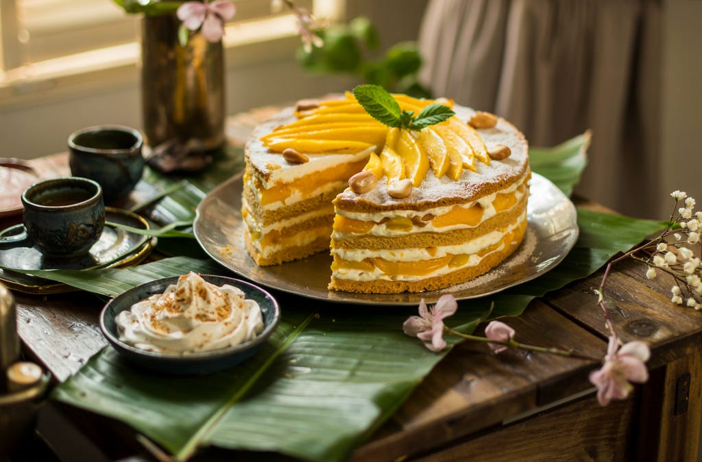Bánh xoài Việt Nam với kem nhục đậu khấu