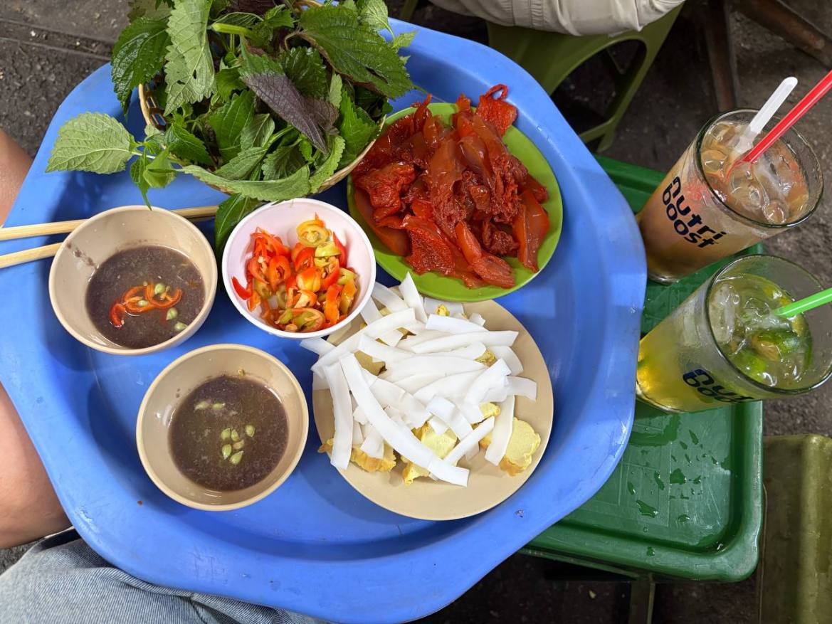 Đặc sản người Hà Nội nào cũng ăn nhưng không làm tại đây, màu đỏ không phải thật và chỉ có đúng một mùa trong năm - Ảnh 2.