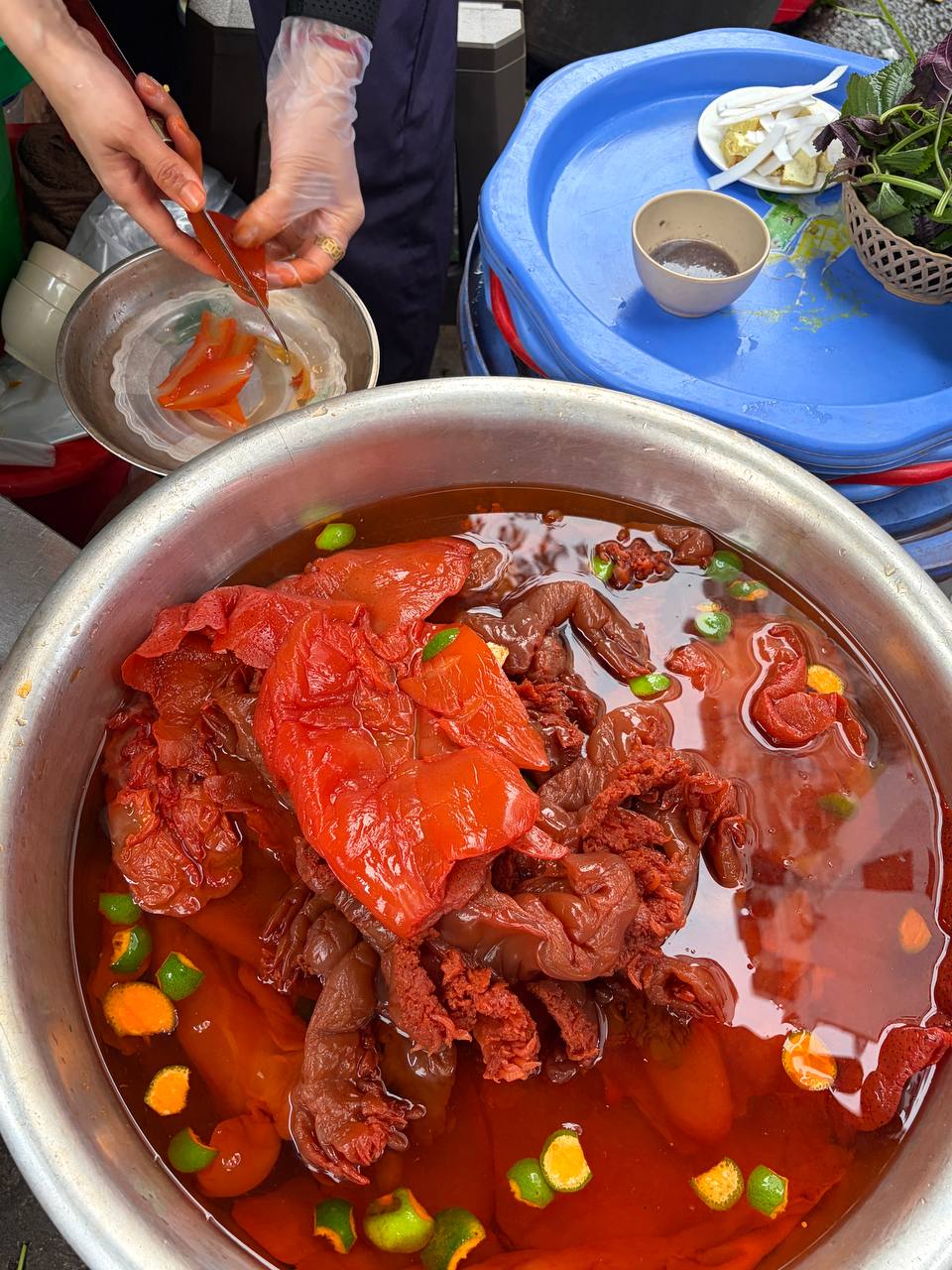 Đặc sản người Hà Nội nào cũng ăn nhưng không làm tại đây, màu đỏ không phải thật và chỉ có đúng một mùa trong năm - Ảnh 1.