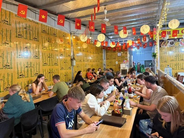 Khách Tây bất ngờ chắp tay cảm ơn chủ quán Việt vì được thưởng thức món ngon - Ảnh 3.