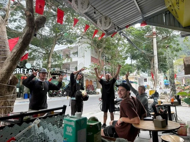 Khách Tây bất ngờ chắp tay cảm ơn chủ quán Việt vì được thưởng thức món ngon - Ảnh 4.