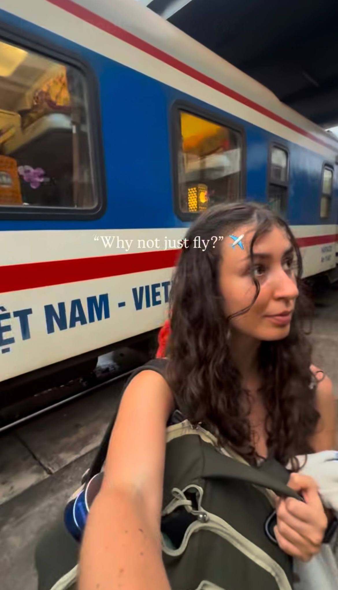 Khách Tây nhất quyết đi tàu hỏa du lịch Việt Nam thay vì đi máy bay, dõng dạc tuyên bố: “17 tiếng nhưng đáng từng phút” - Ảnh 2.