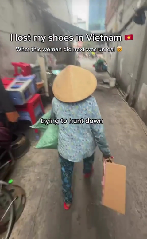 Khách Tây đến TP.HCM lạc mất giày, được “thủ lĩnh” ve chai tìm thấy trong vòng 40 phút: Diễn biến thu về gần 1 triệu view - áº¢nh 4.