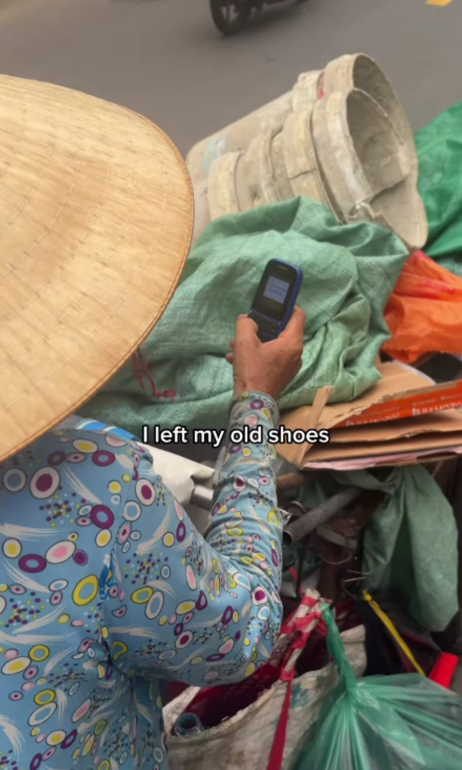 Khách Tây đến TP.HCM lạc mất giày, được “thủ lĩnh” ve chai tìm thấy trong vòng 40 phút: Diễn biến thu về gần 1 triệu view - áº¢nh 6.