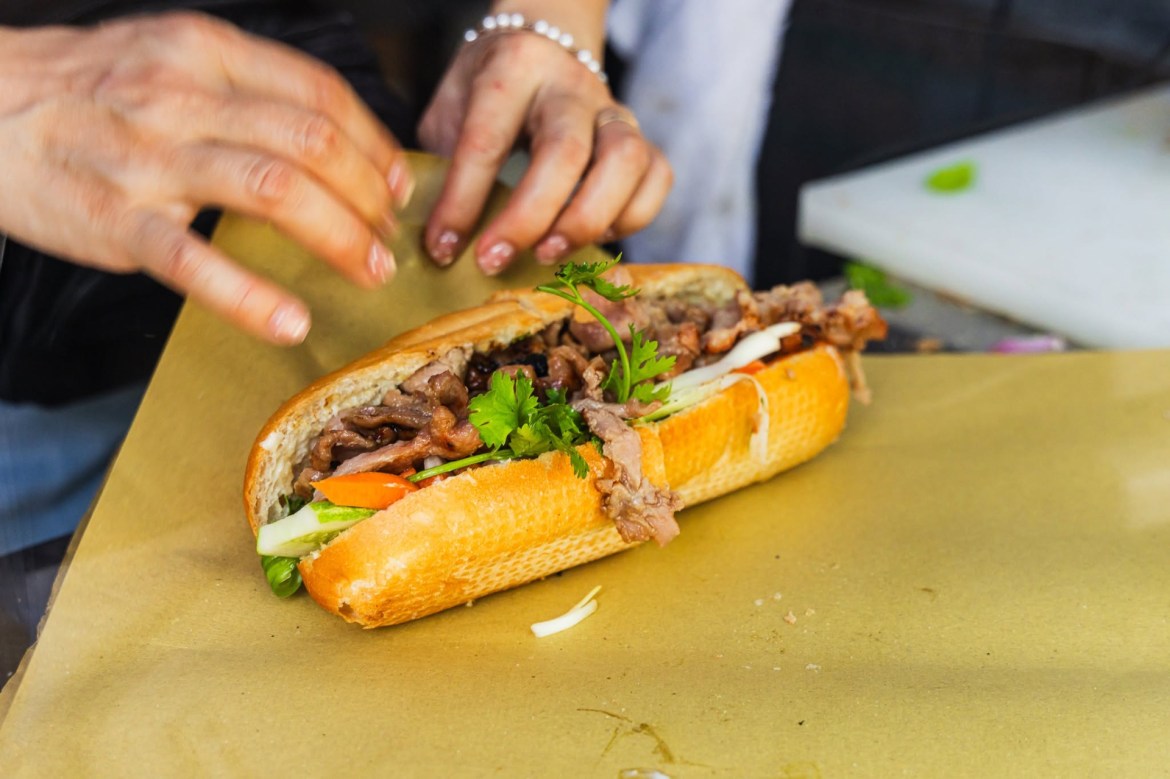 Bỏ nhà hàng ở Mỹ để về TP.HCM bán bánh mì: Ông Tây khiến khách Việt chấm 8,5, bán 2 tiếng đã hết sạch - Ảnh 3.