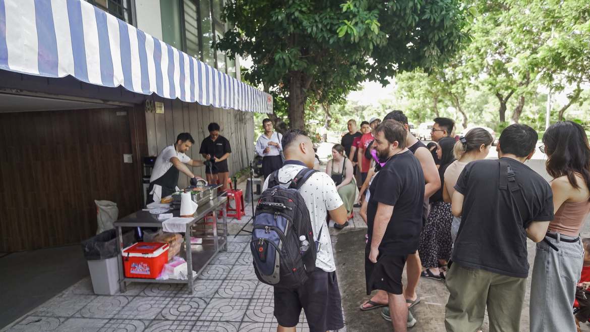 Bỏ nhà hàng ở Mỹ để về TP.HCM bán bánh mì: Ông Tây khiến khách Việt chấm 8,5, bán 2 tiếng đã hết sạch - Ảnh 12.