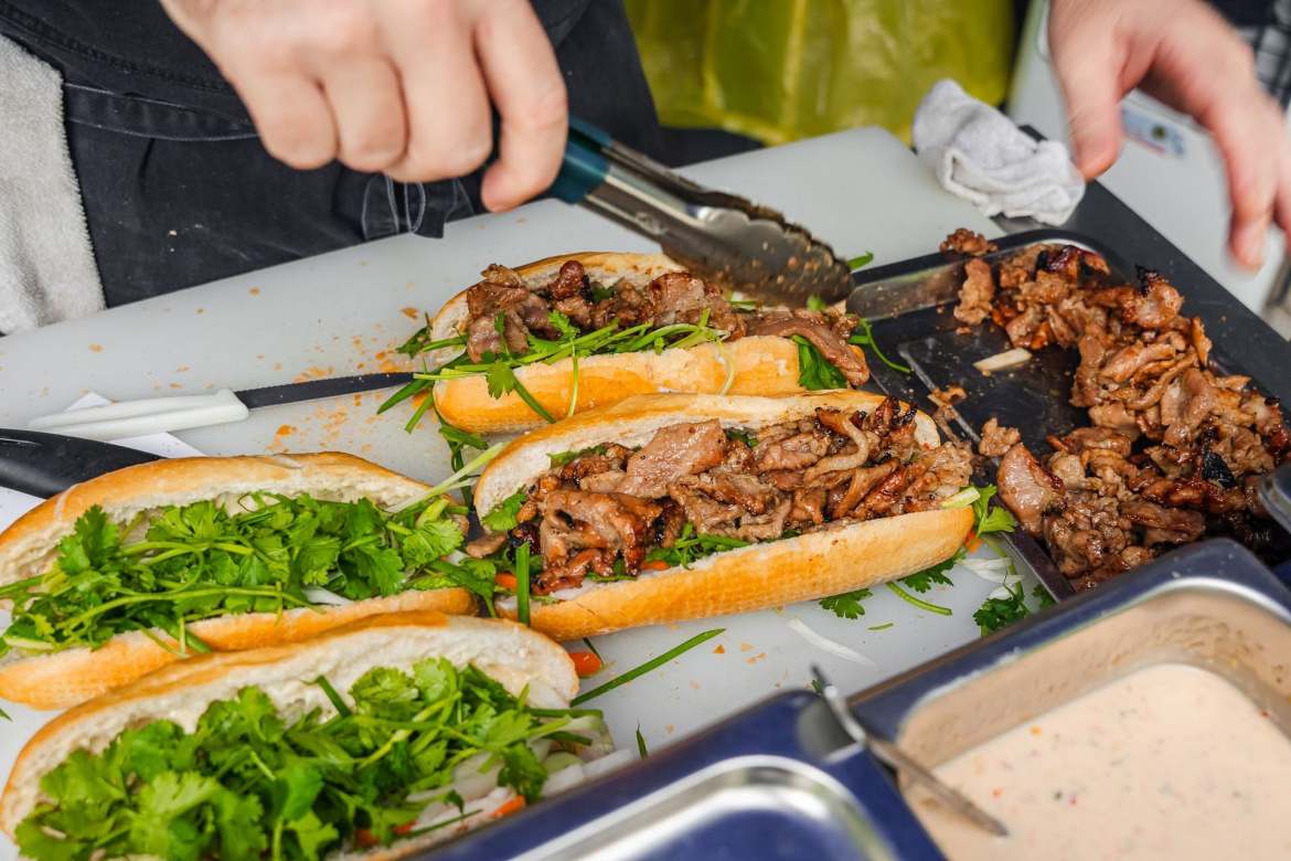 Bỏ nhà hàng ở Mỹ để về TP.HCM bán bánh mì: Ông Tây khiến khách Việt chấm 8,5, bán 2 tiếng đã hết sạch - Ảnh 14.