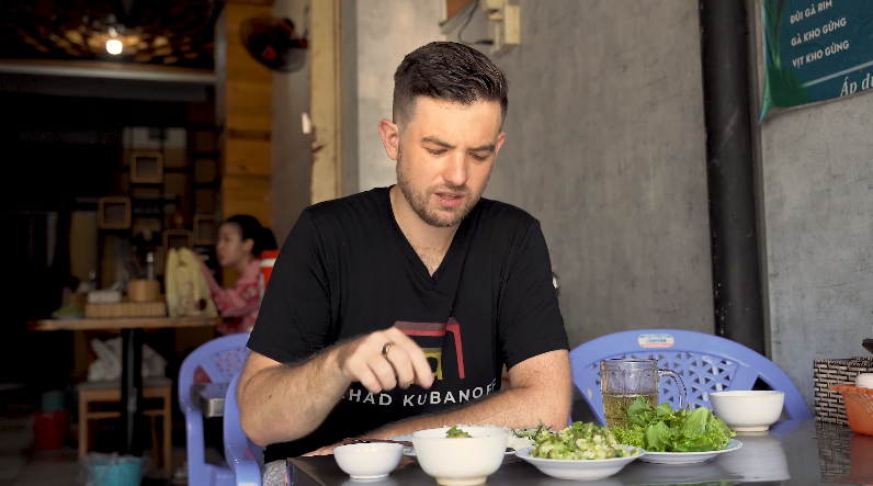 Bỏ nhà hàng ở Mỹ để về TP.HCM bán bánh mì: Ông Tây khiến khách Việt chấm 8,5, bán 2 tiếng đã hết sạch - Ảnh 15.