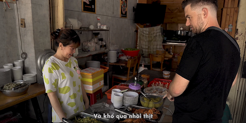 Bỏ nhà hàng ở Mỹ để về TP.HCM bán bánh mì: Ông Tây khiến khách Việt chấm 8,5, bán 2 tiếng đã hết sạch - Ảnh 16.