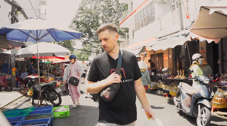 Bỏ nhà hàng ở Mỹ để về TP.HCM bán bánh mì: Ông Tây khiến khách Việt chấm 8,5, bán 2 tiếng đã hết sạch - Ảnh 17.