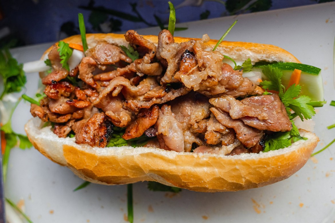 Bỏ nhà hàng ở Mỹ để về TP.HCM bán bánh mì: Ông Tây khiến khách Việt chấm 8,5, bán 2 tiếng đã hết sạch - Ảnh 8.