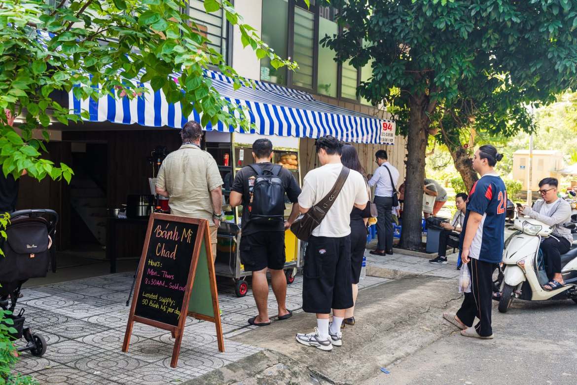 Bỏ nhà hàng ở Mỹ để về TP.HCM bán bánh mì: Ông Tây khiến khách Việt chấm 8,5, bán 2 tiếng đã hết sạch - Ảnh 2.