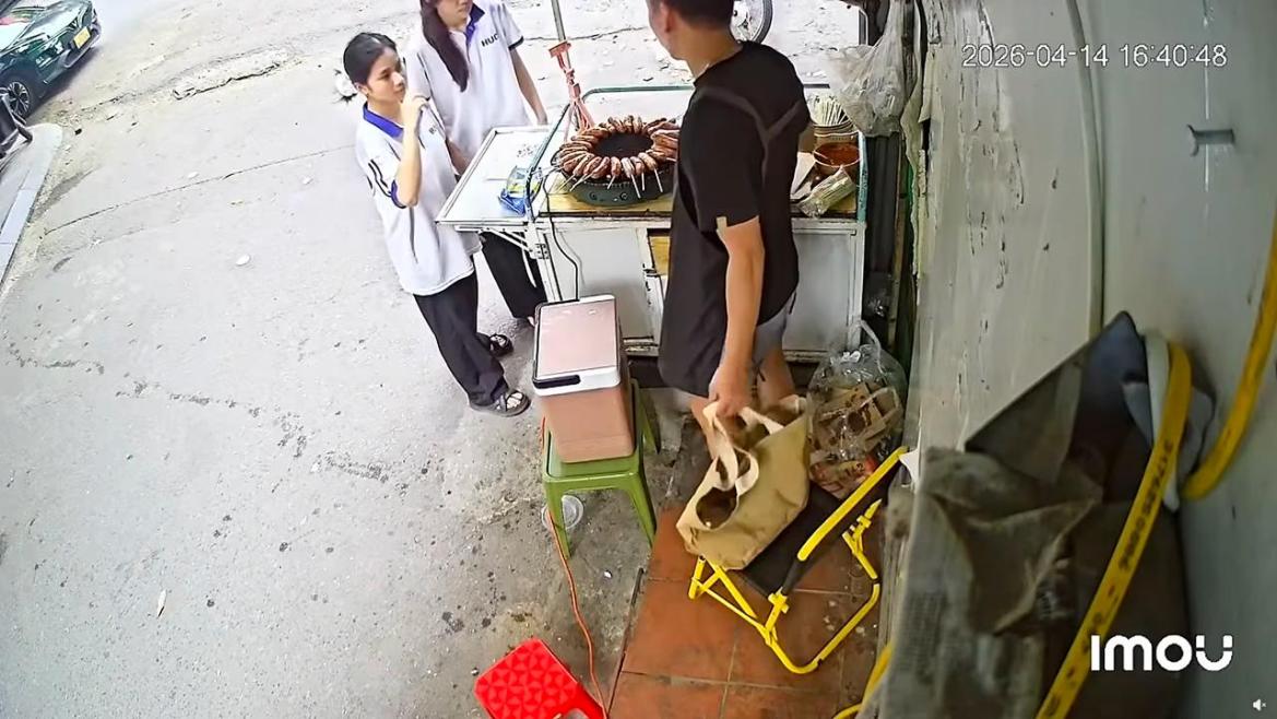Chỉ có ở Việt Nam: Chủ quán đi vắng, khách đứng bán hộ, "cứ lấy đi hôm khác trả" thành chuyện thường ngày - Ảnh 7.