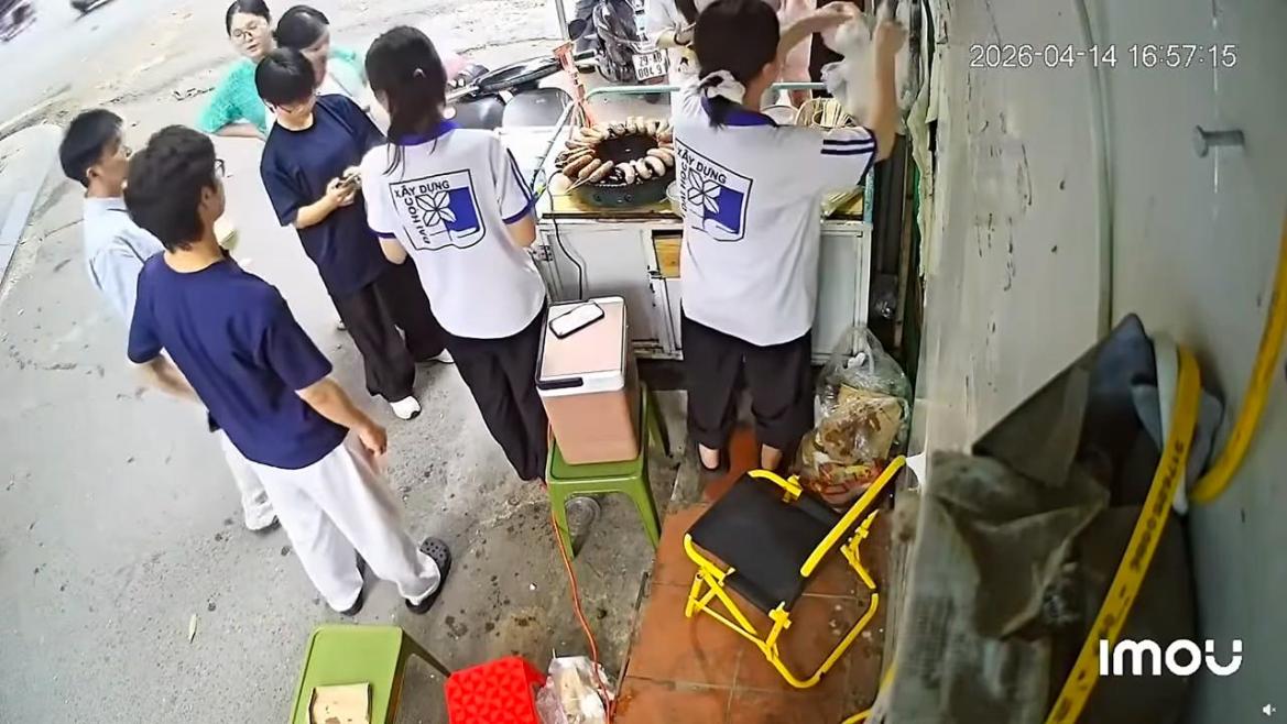 Chỉ có ở Việt Nam: Chủ quán đi vắng, khách đứng bán hộ, "cứ lấy đi hôm khác trả" thành chuyện thường ngày - Ảnh 8.