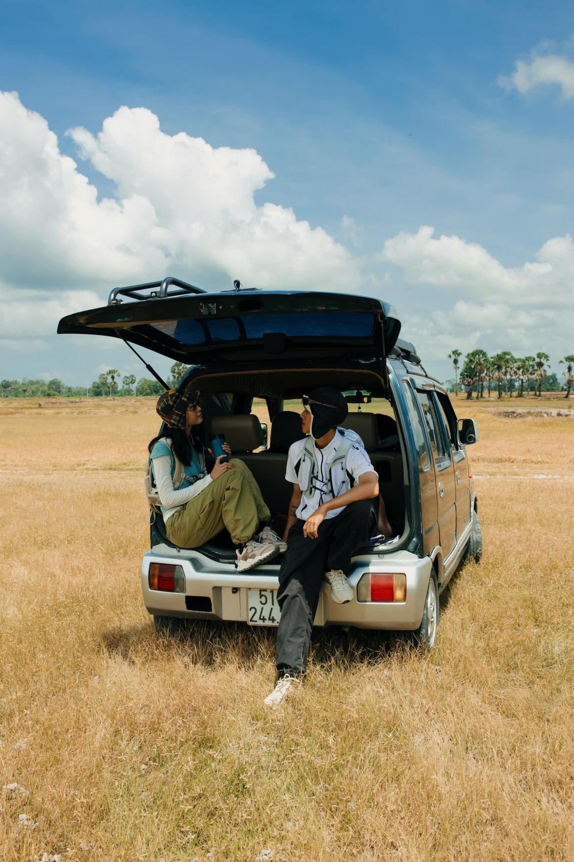  Cánh đồng nằm ở xã An Cư, phía tây tỉnh An Giang, cách Long Xuyên khoảng 80 km và TP.HCM hơn 260 km. Đường đến đây khá thuận tiện, rộng và đẹp, ít xảy ra tình trạng ùn tắc. Du khách có thể lựa chọn xe máy, ôtô hoặc các phương tiện cá nhân khác để di chuyển. 