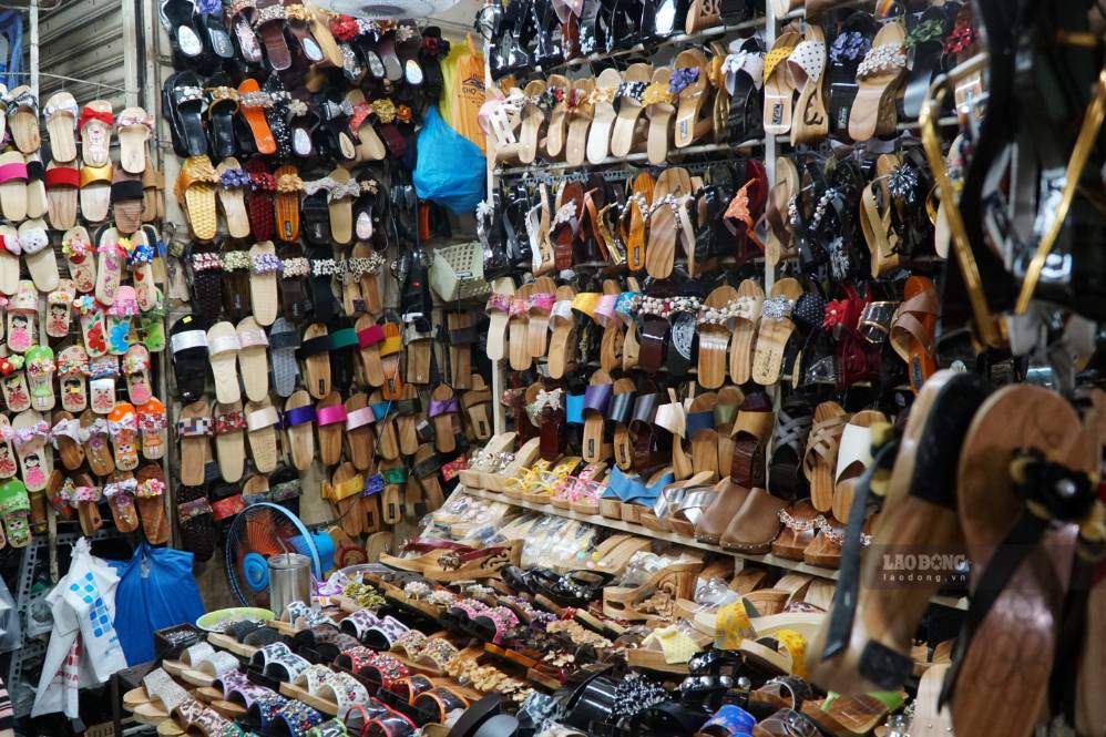 Các mẫu guốc mộc đa dạng về kiểu dáng, màu sắc và họa tiết tại cửa hàng ở chợ Tân Định. Ảnh: Ngọc Ánh