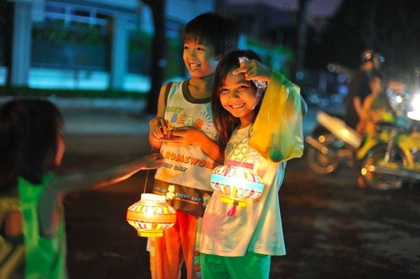 Ai sang hơn thì có cả đèn lồng bằng nhựa cứng cáp.