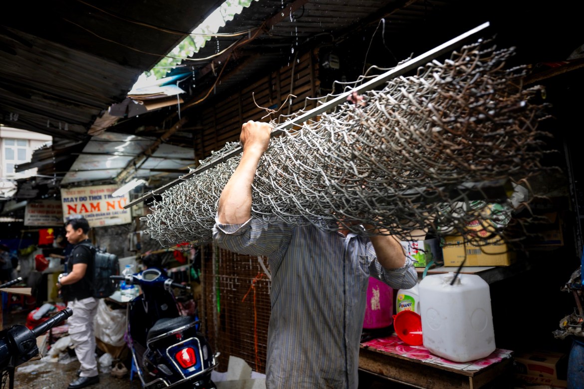 Cảnh tượng tại chợ Kim Liên sau hơn 30 năm hoạt động, gần 200 tiểu thương phải dọn đi: “Ở đây còn gắn bó hơn ở nhà” - Ảnh 16.