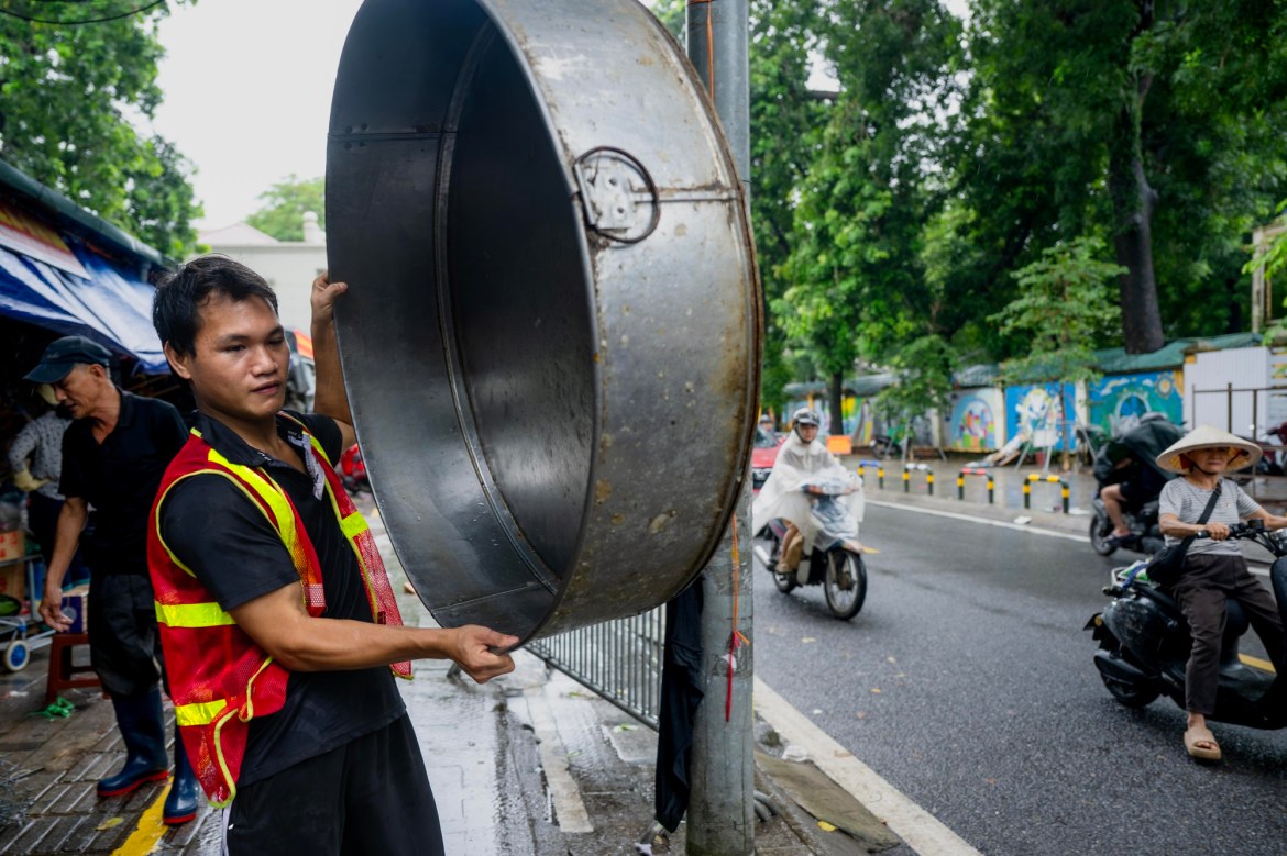 Cảnh tượng tại chợ Kim Liên sau hơn 30 năm hoạt động, gần 200 tiểu thương phải dọn đi: “Ở đây còn gắn bó hơn ở nhà” - Ảnh 19.