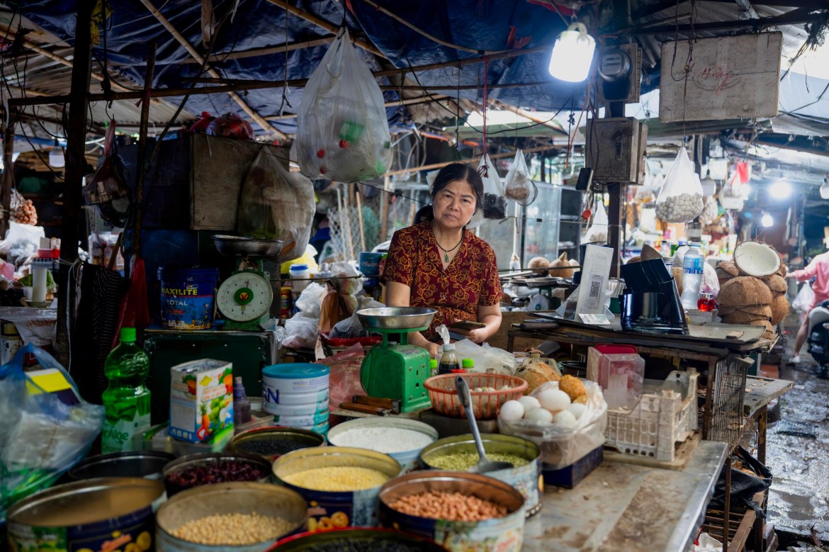 Cảnh tượng tại chợ Kim Liên sau hơn 30 năm hoạt động, gần 200 tiểu thương phải dọn đi: “Ở đây còn gắn bó hơn ở nhà” - Ảnh 21.