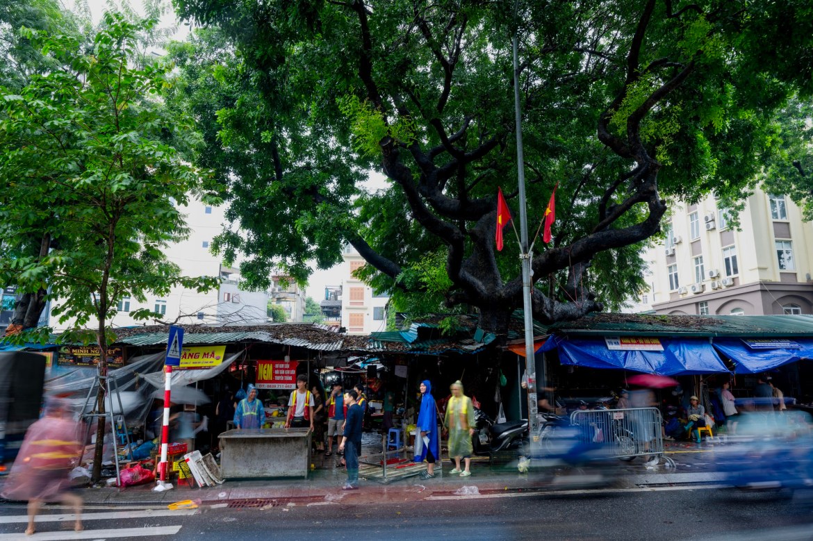 Cảnh tượng tại chợ Kim Liên sau hơn 30 năm hoạt động, gần 200 tiểu thương phải dọn đi: “Ở đây còn gắn bó hơn ở nhà” - Ảnh 4.