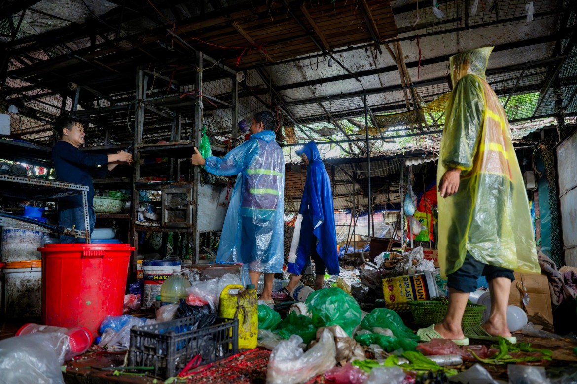 Cảnh tượng tại chợ Kim Liên sau hơn 30 năm hoạt động, gần 200 tiểu thương phải dọn đi: “Ở đây còn gắn bó hơn ở nhà” - Ảnh 8.