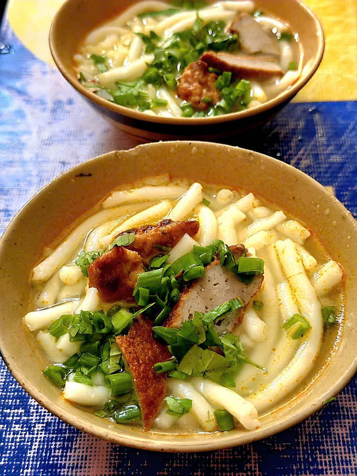 Tô bánh canh 'cứu đói' 8.000 đồng ở Nha Trang, hơn 6 năm chưa tăng giá - Ảnh 2.