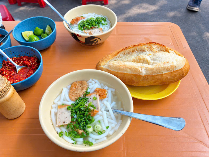 Tô bánh canh 'cứu đói' 8.000 đồng ở Nha Trang, hơn 6 năm chưa tăng giá - Ảnh 3.