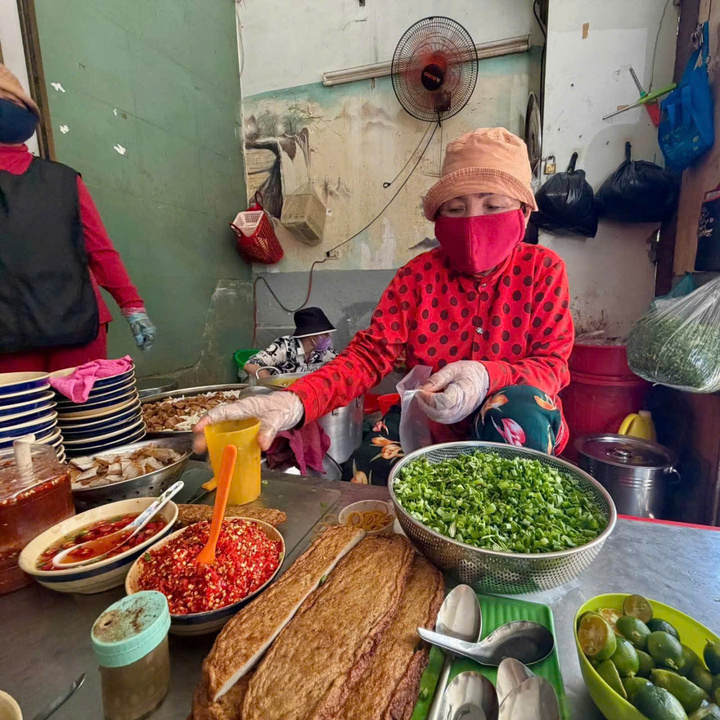 Tô bánh canh 'cứu đói' 8.000 đồng ở Nha Trang, hơn 6 năm chưa tăng giá - Ảnh 5.