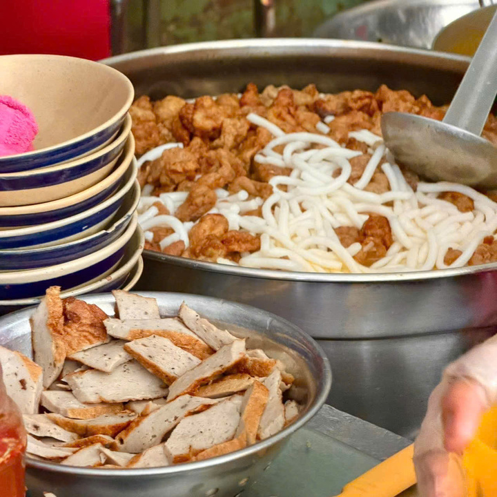 Tô bánh canh 'cứu đói' 8.000 đồng ở Nha Trang, hơn 6 năm chưa tăng giá - áº¢nh 6.