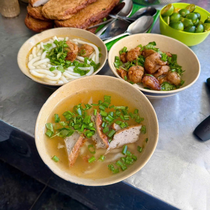 Tô bánh canh 'cứu đói' 8.000 đồng ở Nha Trang, hơn 6 năm chưa tăng giá - Ảnh 7.