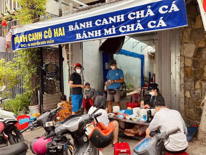 Tô bánh canh 'cứu đói' 8.000 đồng ở Nha Trang, hơn 6 năm chưa tăng giá - Ảnh 1.