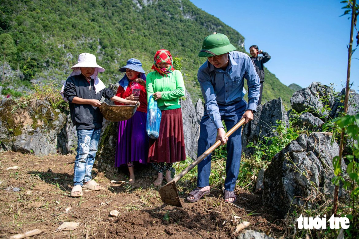Chủ tịch xã Đồng Văn chạy ‘dream’, hỏi thăm từng người dân, kể chuyện trên cao nguyên đá - Ảnh 4.