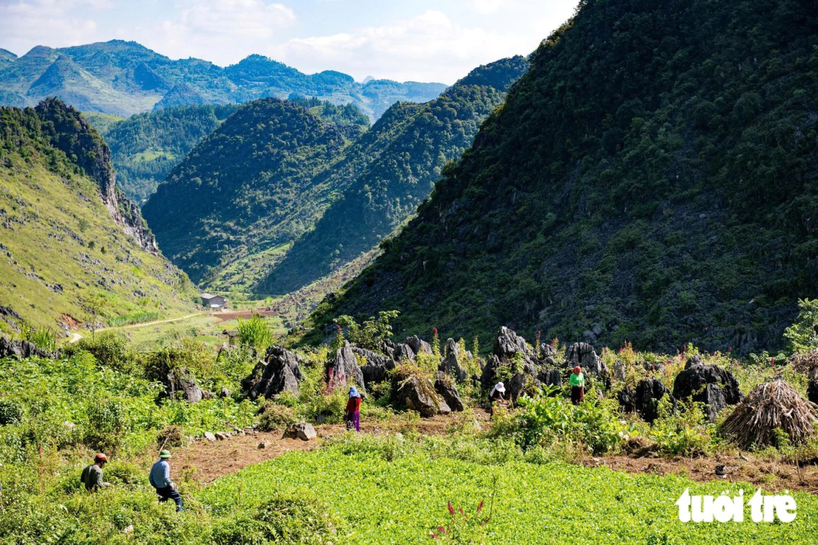 Chủ tịch xã Đồng Văn chạy ‘dream’, hỏi thăm từng người dân, kể chuyện trên cao nguyên đá - Ảnh 10.