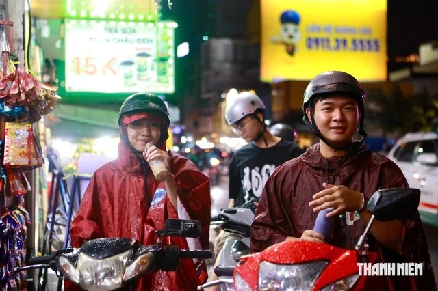 Quán sữa bò TP.HCM có cách bán lạ: Khách xếp hàng uống tại chỗ rồi trả chai - Ảnh 5.