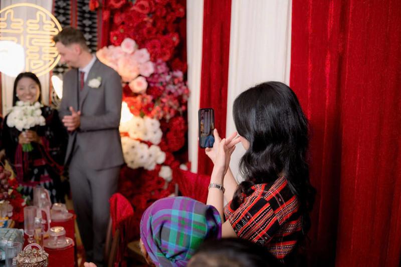 Nhà trai theo dõi đám cưới qua cuộc gọi video&nbsp;