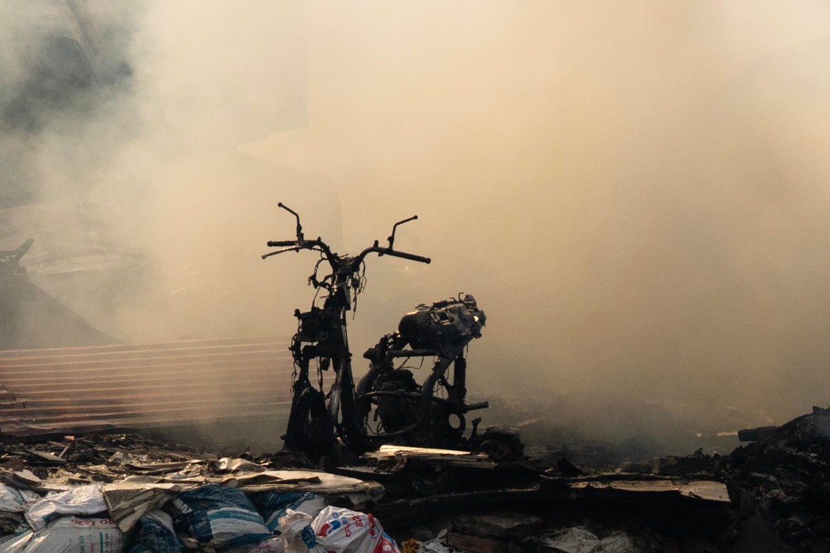 Cảnh tượng hoang tàn sau vụ cháy dãy nhà trọ ở Hà Nội: Người dân kể giây phút bình gas phát nổ, xe máy cháy trơ khung - Ảnh 5.